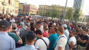 Si u blenë dy këshilltarët që rritën sonte çmimin e ujit për Tiranën