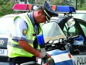 Qytetarët e thjeshtë gjobiten për rripa sigurimi dhe punonjësit e policisë nuk respektojne ligjin per vete