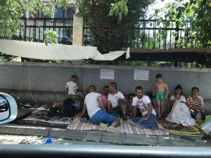 FOTO/ Pallati, protesta te prokuroria, banorët përplasen me policinë bashkiake