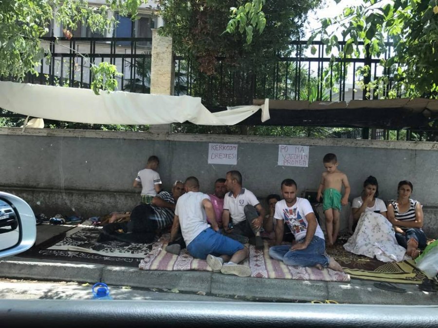 FOTO/ Pallati, protesta te prokuroria, banorët përplasen me policinë bashkiake