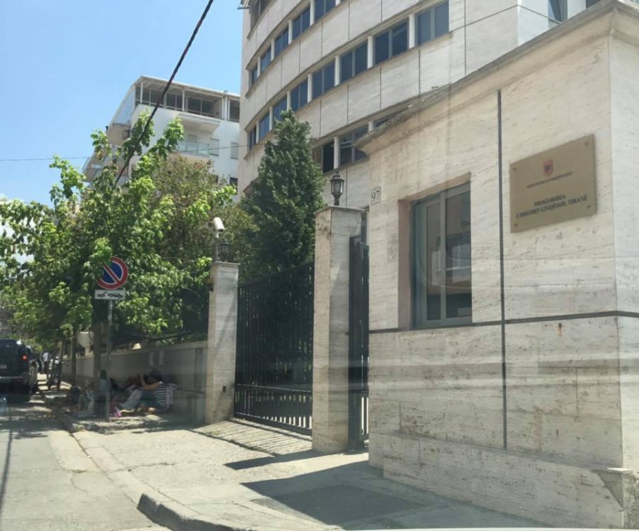 Dalin letrat e vetingut, verifikohen pronat e gjykatësve dhe prokurorëve në hipotekë