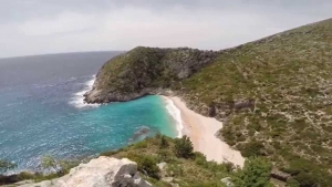 Gjykatesi qe bëri varrmihësin vlonjat, pronar të Karaburunit