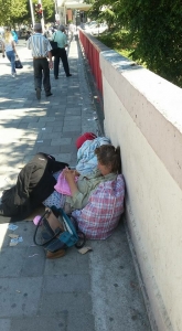 Një zonjë te cepi i Urës Lanës!