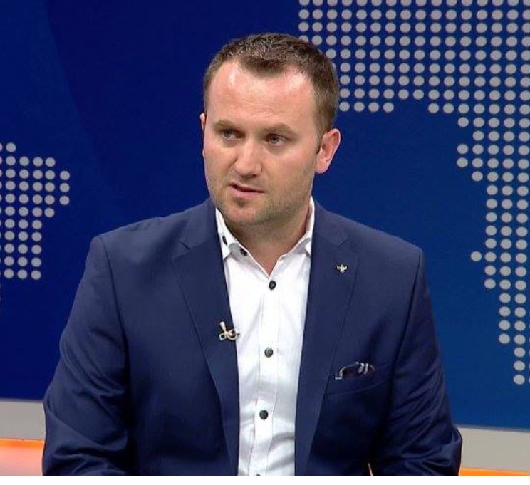 Gazetari i njohur largohet nga Shqipëria. Ja mesazhi i tij