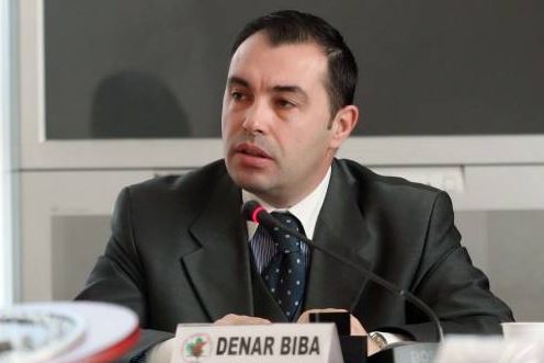 VIDEO/ Nënkryetari i KQZ-së lodhet nga numërimi, rrëzohet nga karrigia duke u rrotulluar