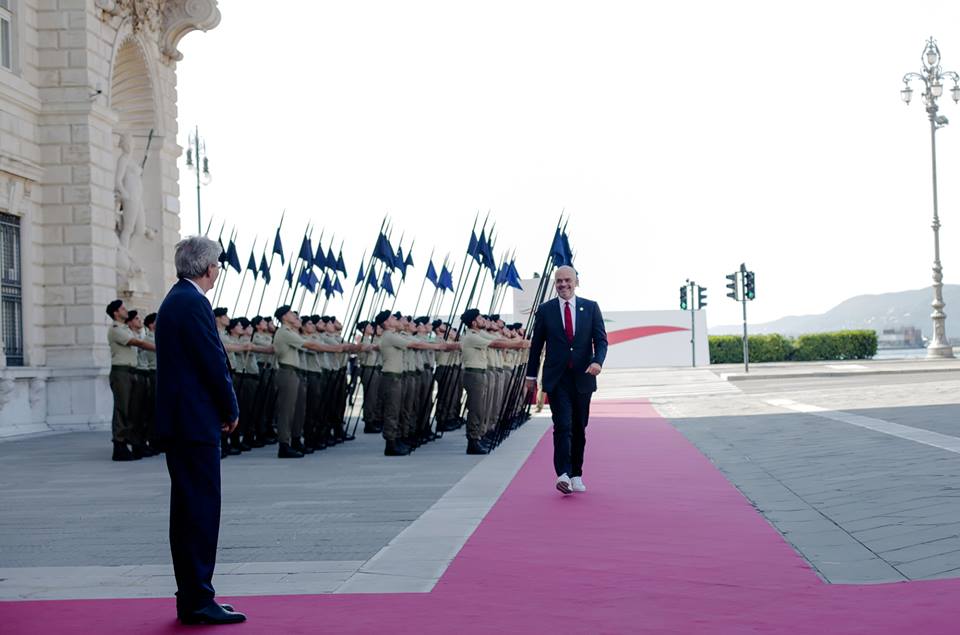 Mesazhi i “patikave” të Edi Ramës