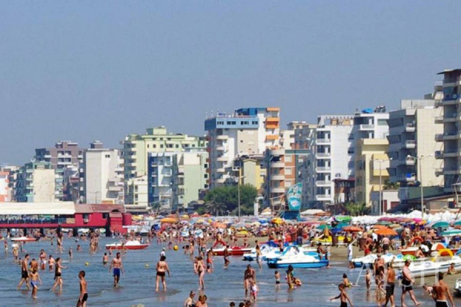 Servil me të huajin, kapadai me kosovarin