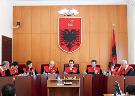 Qeveria bën gati padinë për një gjyqtar të Kushtetueses