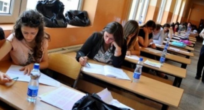 Maturantë, KUJDES para se të aplikoni për në universitet!