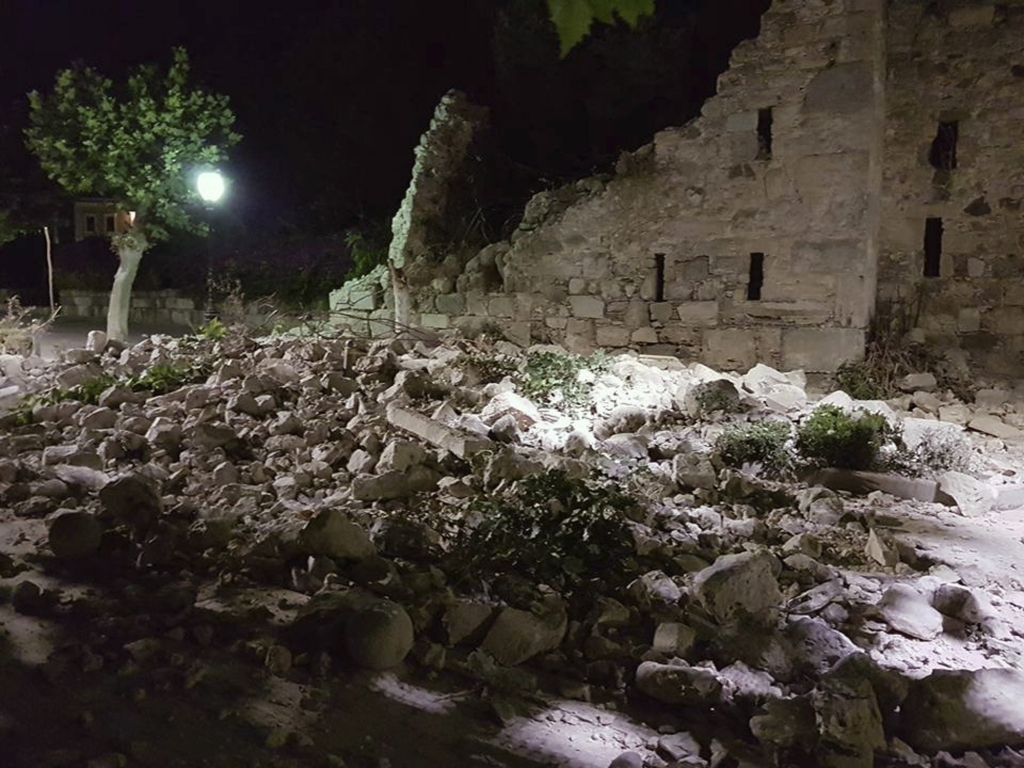 (Video)Tërmeti shkatërrus/Lëkundet Turqia dhe cunami në ishujt grekë