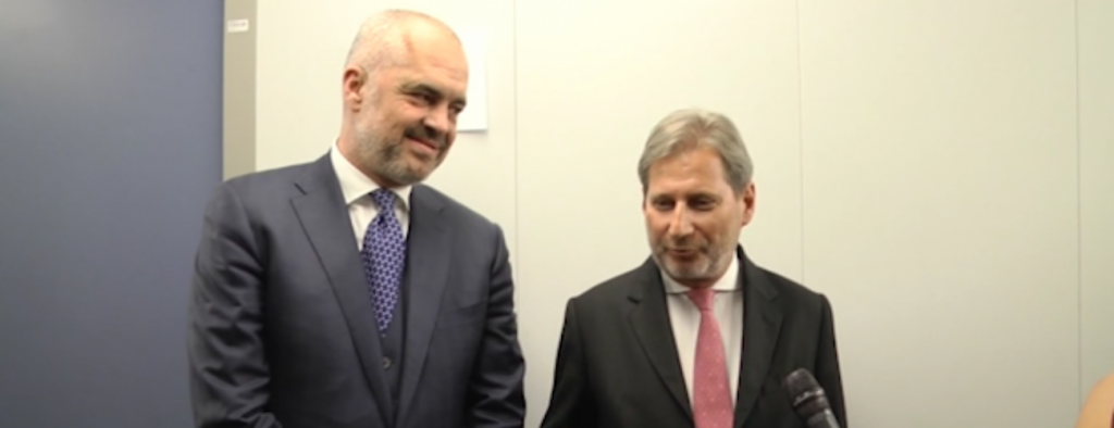 Flet komisioneri Hahn: Krijoni ‘Jugosllavinë e re’