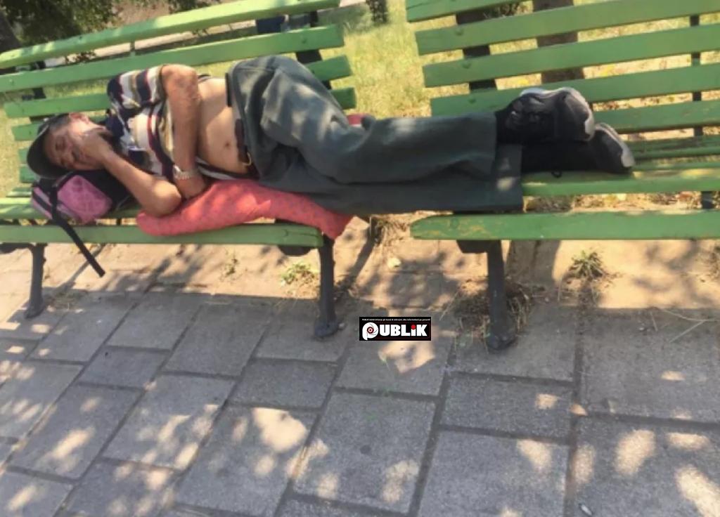 E dëboi djali  nga shtëpia , tani flë në stola i moshuari