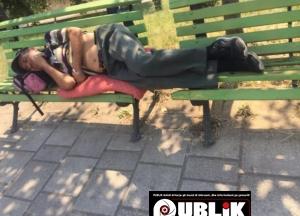 E dëboi djali  nga shtëpia , tani flë në stola i moshuari