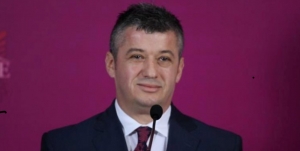 ROMANI/ Surprizon Alfred Peza, vjen me libër të ri