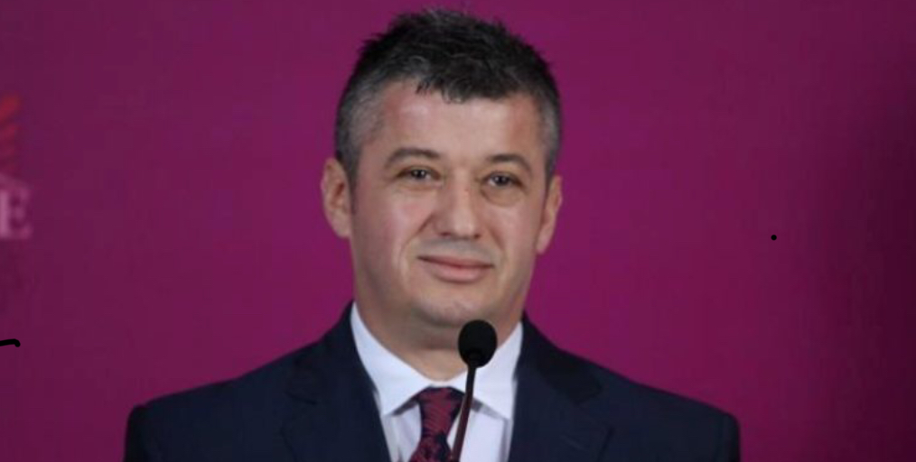 ROMANI/ Surprizon Alfred Peza, vjen me libër të ri