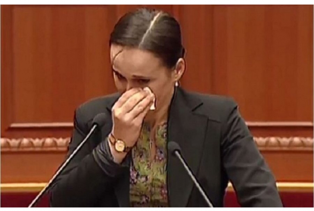 Ja vlen  ta votosh për çdo pozicion të shtetit shqiptar këtë grua. Kurajoja spaska vdekur ende në kët vend