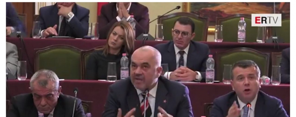 “Jemi live, jemi live!” Shikoni si alarmohet Edi Rama nga një debat i thjeshtë mes deputetëve