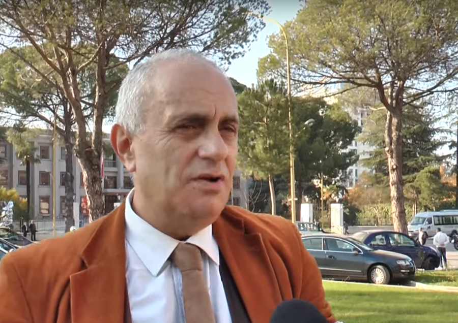 Nga Artan Fuga | Njeriu mbi llucën