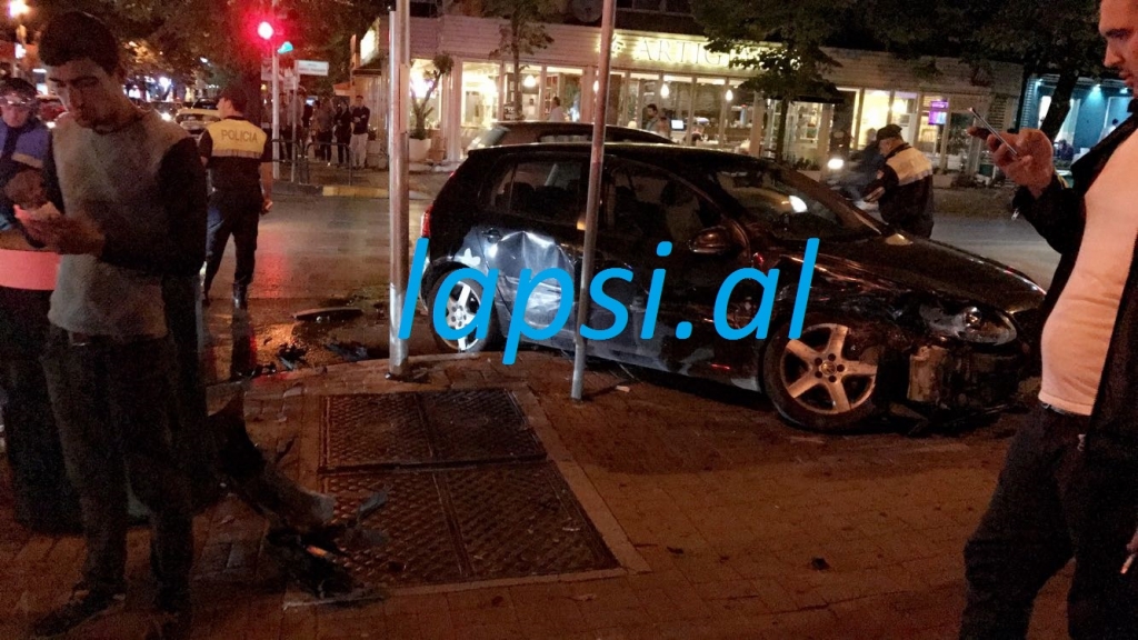 FOTO/ Aksident në qendër të ish-Bllokut në Tiranë
