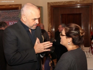 Monika Kryemadhi ja hodhi sot  Ramës  në Kuvend