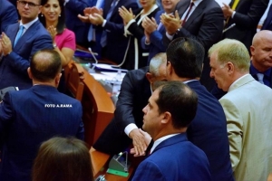 Video#Filipi/Të shtunën nisi sesioni i ri parlamentar. Fiks Fare sjell një montazh nga seanca e parë.