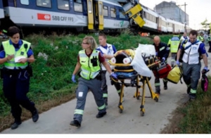 Përplasen dy trena në Zvicër, dhjetëra njerëz të plagosur