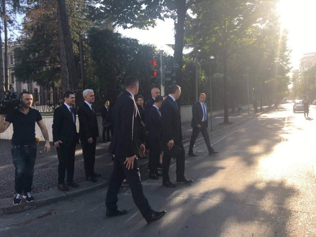 Fotolajm/ Qeverisë Rama2 i rastis semafor i kuq