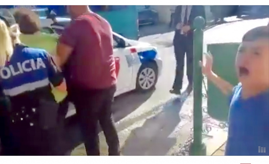 Shkozë Tiranë, policia merr zvarrë protestuesit mes tyre dhe gra me fëmijë të mitur