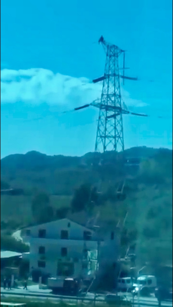 Video/ Një person i dëshpëruar  ka hipur  mbi një vinç