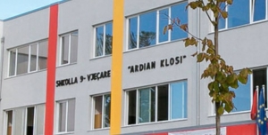 Shkolla “Ardian Klosi”, moderatori: Si mund t’i vësh një shkolle fëmijësh emrin e dikujt që ka vrarë veten?