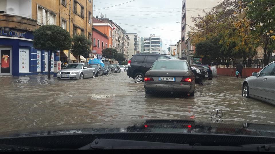 Video/Foto/Përmbytet Durrësi