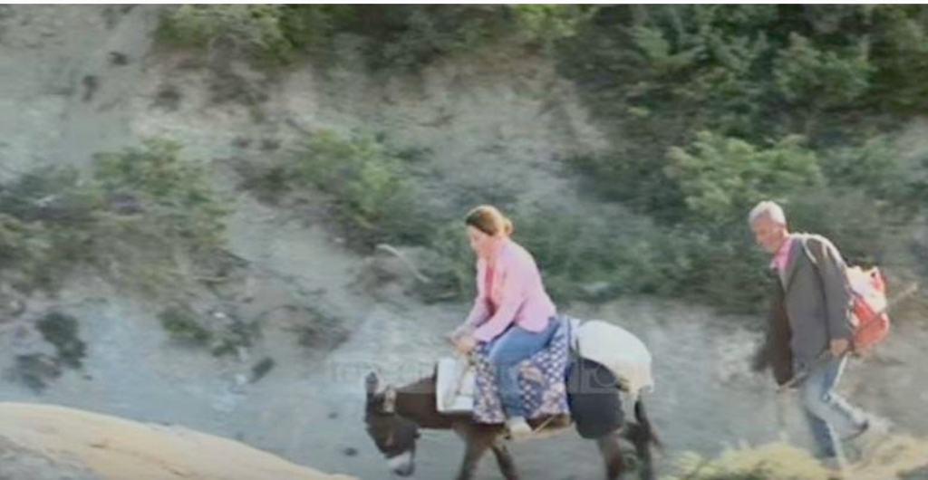 Nga Funari në Kërrabë/ Lirije Hoxha, mësuesja që udhëton çdo ditë nga 4 orë me gomar për të shkuar në shkollë
