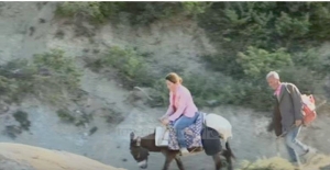 Nga Funari në Kërrabë/ Lirije Hoxha, mësuesja që udhëton çdo ditë nga 4 orë me gomar për të shkuar në shkollë