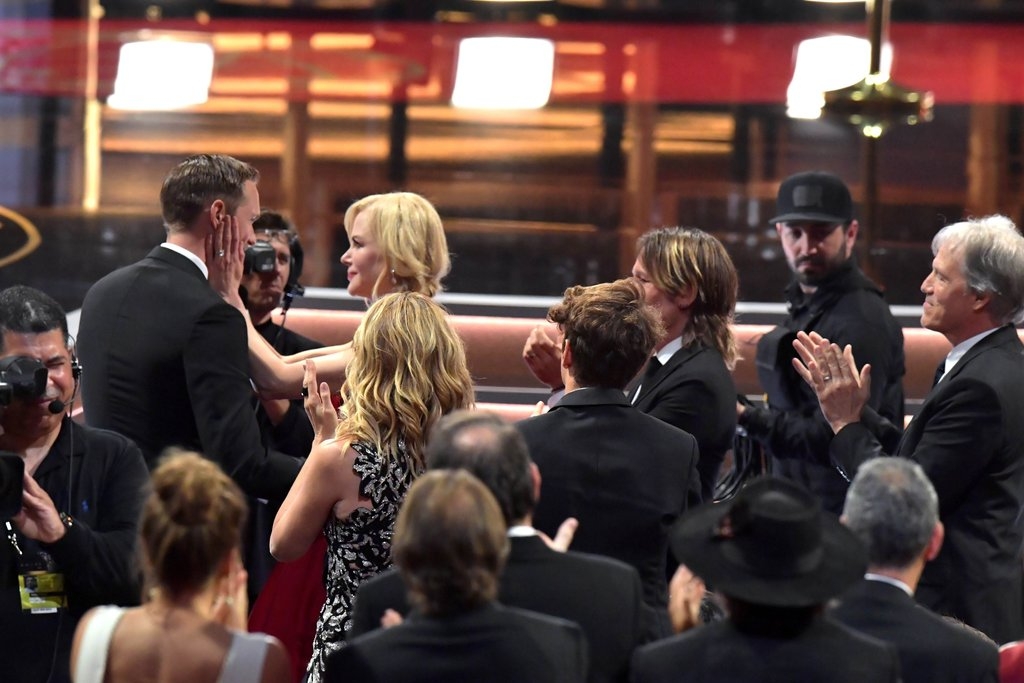VIDEO/ Nicole Kidman puth në buzë kolegun, bashkëshorti i duartroket