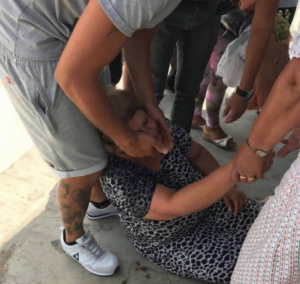 Situatë dramatike në portin e Vlorës: Njerëzve u bie të fikët nga pritja 5 orë në radhë