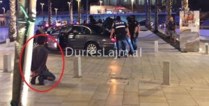 Foto/ Aksion në qender të Durrësit, policët me maska kontroll makinave luksoze
