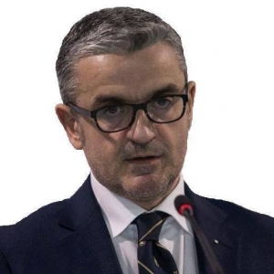 Enveri në Pezë? Ai është gjithandej…