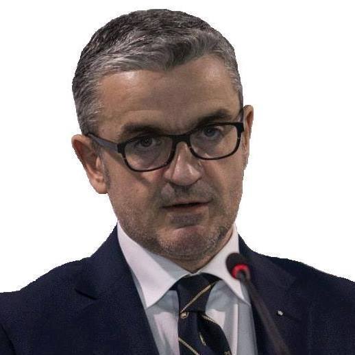 Enveri në Pezë? Ai është gjithandej…