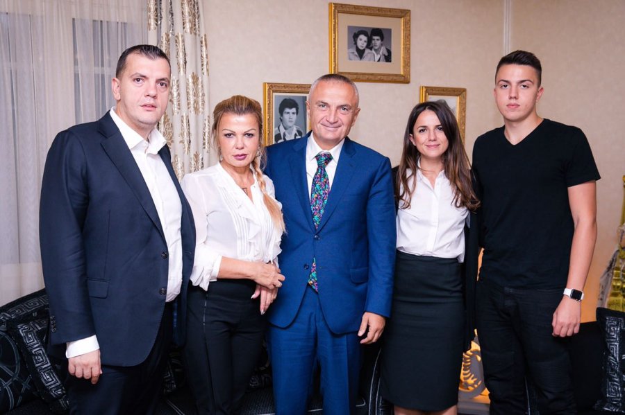 Presidenti Meta vizitë në familjen e  Azem Hajdarit