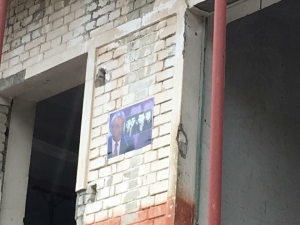 Spaç/ Këlliçi dhe të rinjtë e FRPD vendosin një postër me foton e Ruçit në hyrje të bugut famëkeq
