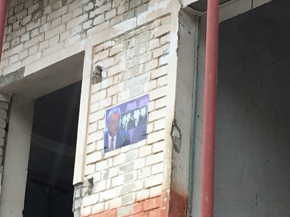Spaç/ Këlliçi dhe të rinjtë e FRPD vendosin një postër me foton e Ruçit në hyrje të bugut famëkeq