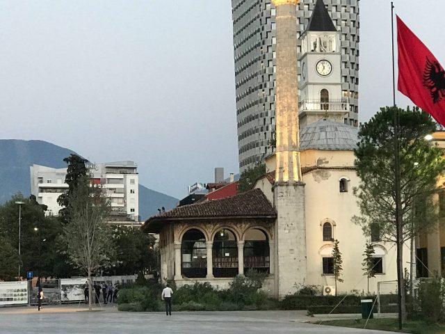 Foto e ditës,  Tiranë/ Mbyllet xhamia e Ethem Beut
