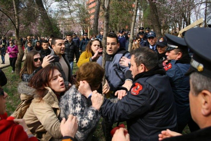 Hetimi dhe dënimi qesharak për protestuesit tek Parku i Liqenit