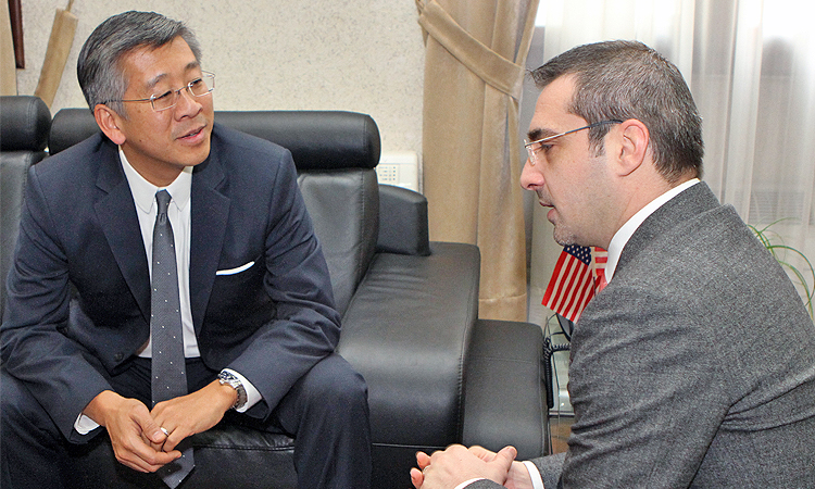 Donald Lu, nuk shprehet për Tahirin sepse ka frike se nderhyn në punët e brendshme të Shqipërisë