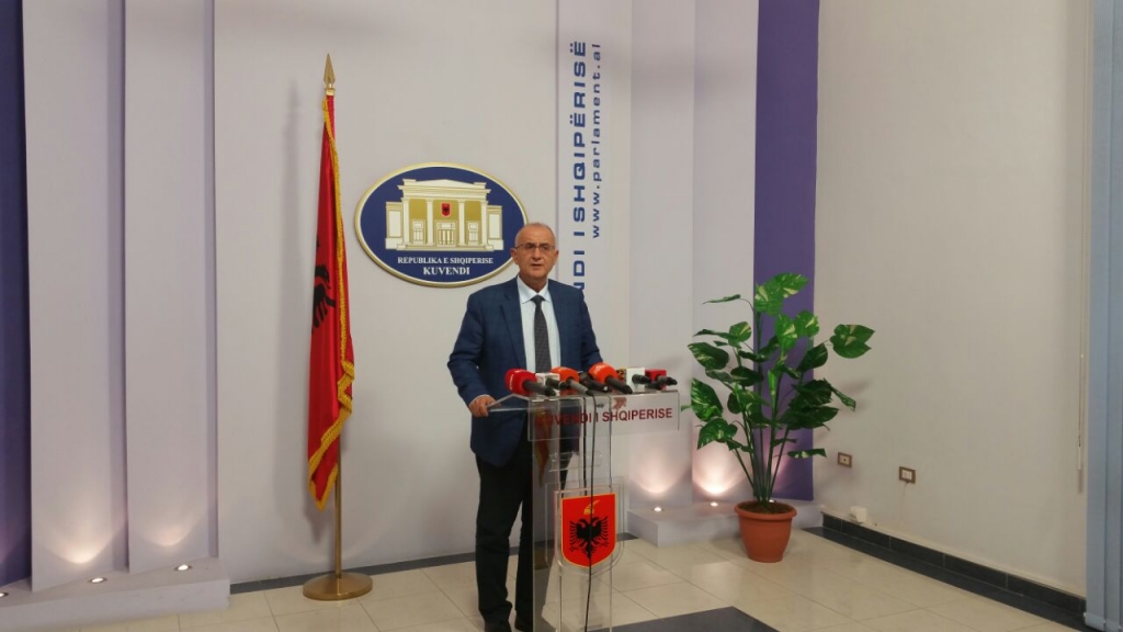Petrit Vasili: Koncensionet sipas FMN janë rrezik per ekonomine, borxhi publik do rritet deri në 7%