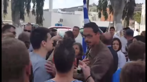 Greqi/Agimi i Artë’ prish paradën pasi flamurin e mbante nxënësja shqiptare
