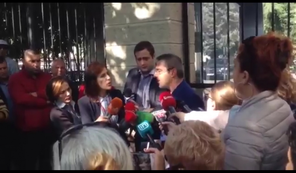 Video/ “TahirXHINJTE” fyejnë gazetaret ne detyren e tyre.