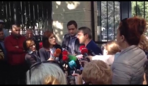Video/ “TahirXHINJTE” fyejnë gazetaret ne detyren e tyre.