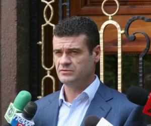 Nga Astrit Patozi / HARROJENI TAHIRIN, ARMIKU ËSHTË TJETËR…