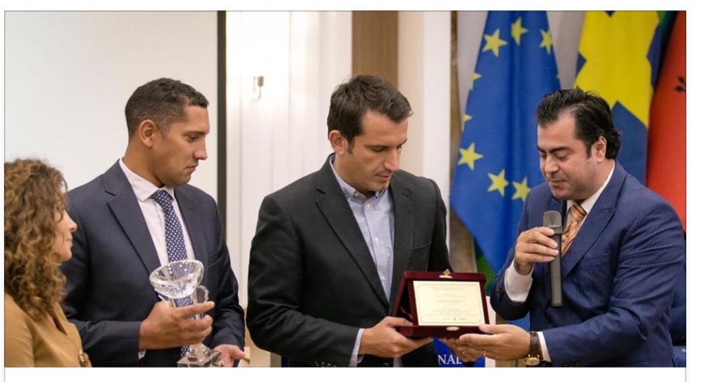 Foto e dites/Bashkia merr një çmim për trasparencen.